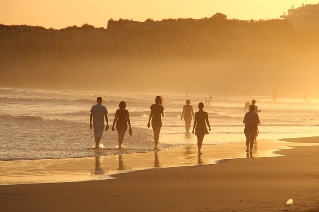 CAMMINARE IN SPIAGGIA: I BENEFICI SUL CORPO E LA MENTE