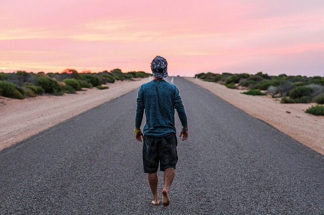 BAREFOOTING: la pratica di camminare a piedi nudi